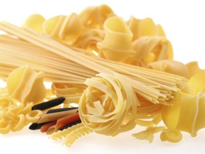 O glúten deve ser cortado
completamente da dieta?


Mito. O glúten é uma substância
muito importante para o corpo humano e por isso não deve ser cortada por causa
de dietas malucas, especialmente porque nunca foi provado que uma alimentação
sem glúten tenha de fato resultados na balança. Apenas quem tem intolerância a
este tipo de substância deve cortar por completo da dieta
