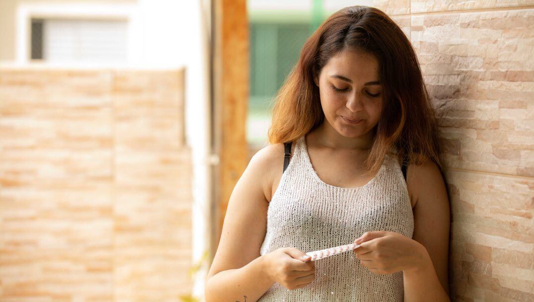 Outros aspectos, porém, ainda não são tão bem resolvidos. A maior preocupação da jovem é com a eficácia dos medicamentos. “Não consigo tomar remédio sem ler toda a bula, não confio totalmente”, diz. 
