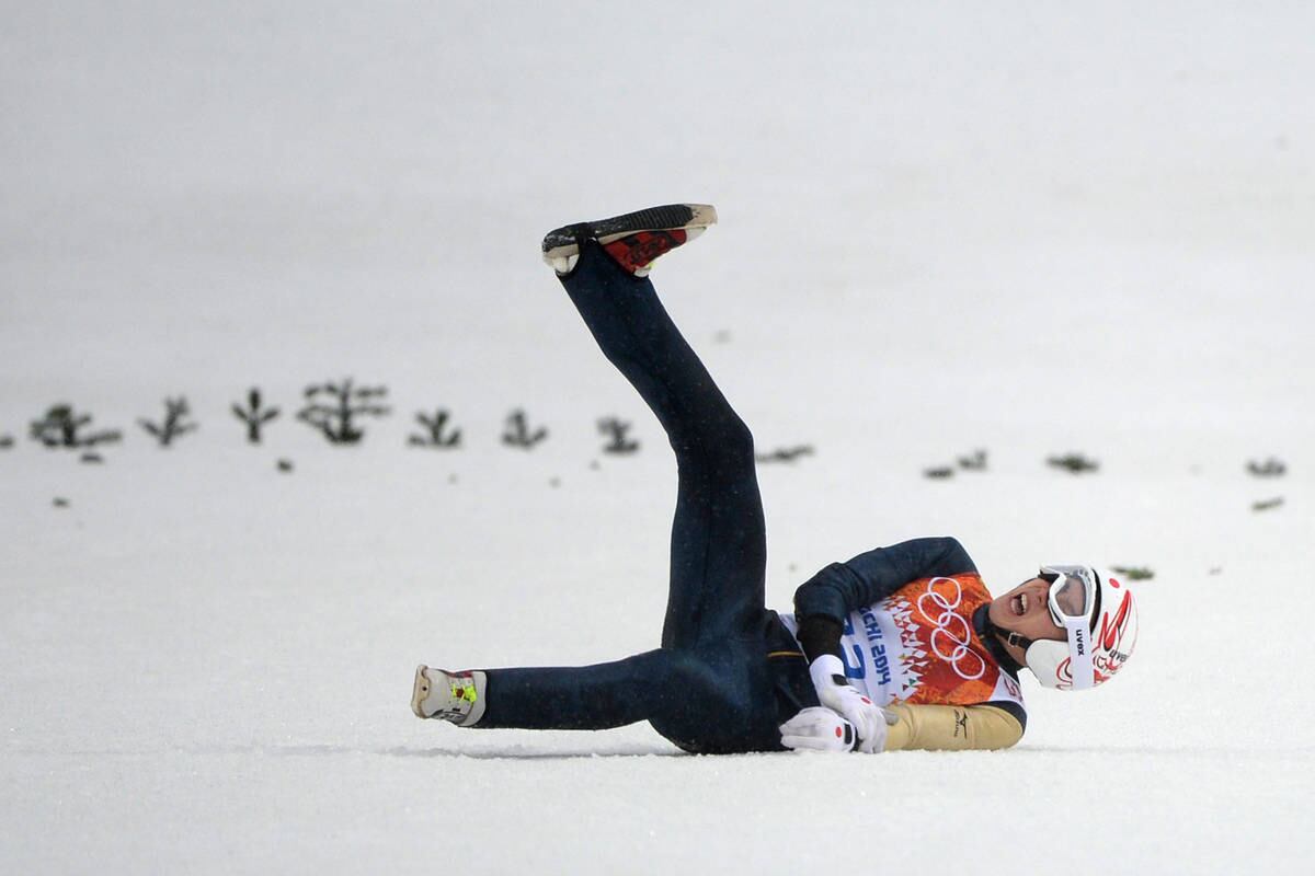 Os tombos e quedas característicos dos Jogos de Inverno também fizeram uma vítima nesta terça (18). Atleta do combinado nórdico, o japonês Taihei Kato quebrou o braço esquerdo ao errar a aterrissagem de um salto. O ouro na disputa ficou com o norueguês Joergen Graabak