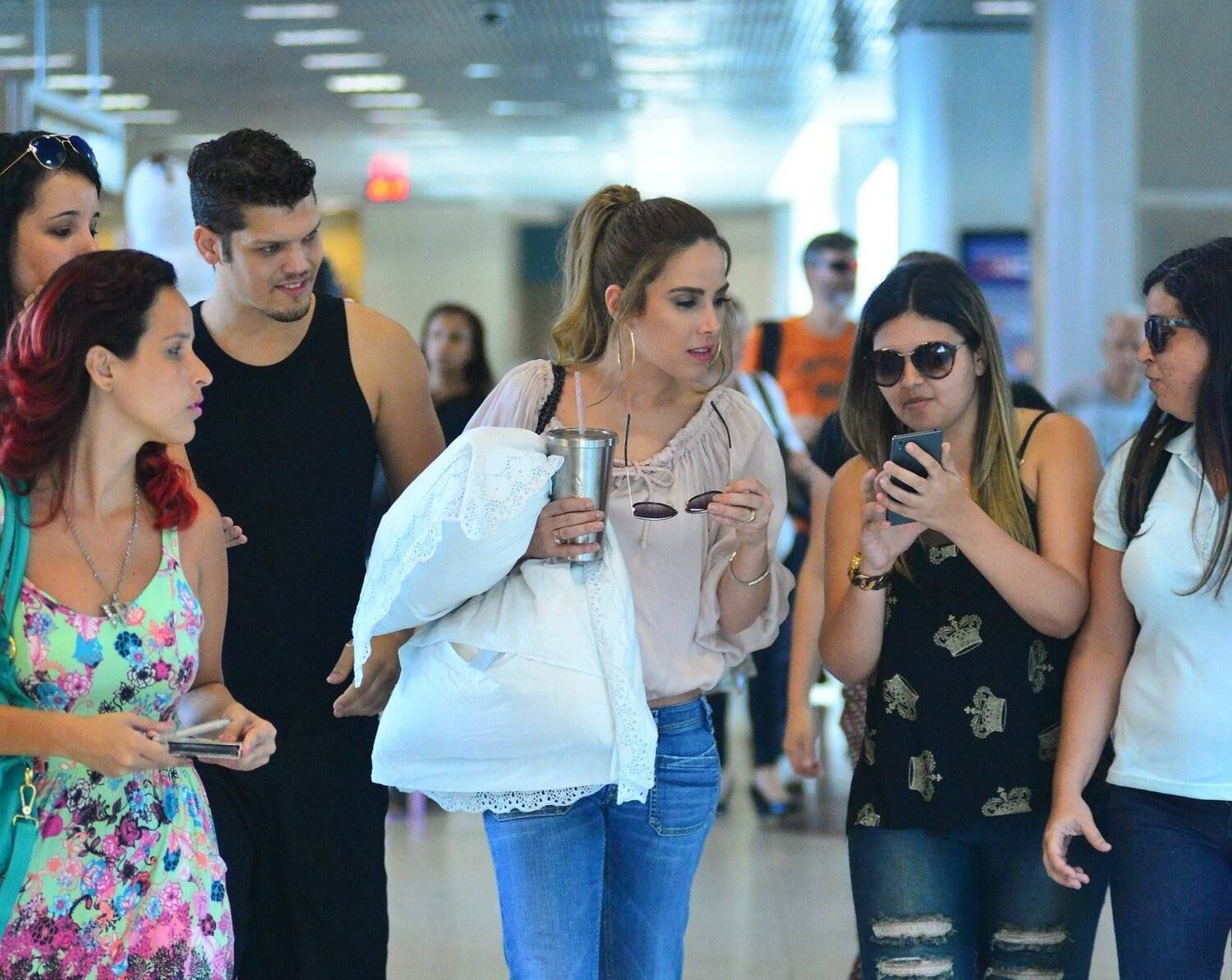 Wanessa é cercada por fãs em aeroporto do Rio