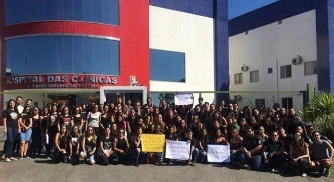 Estudantes protestaram contra falta de estrutura no Hospital da Funorte