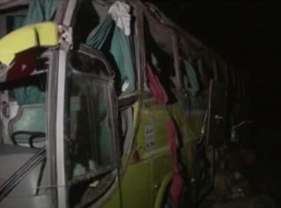 Ônibus tombou depois de fazer uma curva