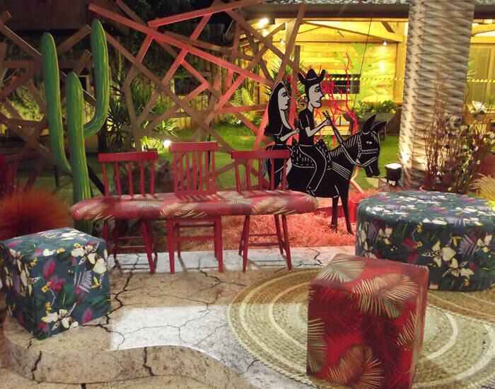 Cadeiras e puffs servem para repouso

+ Festa Cordel: Veja em detalhes os figurinos

+ Celebritto dá um rolê pela Fazenda e manda o mau humor para a Roça!
