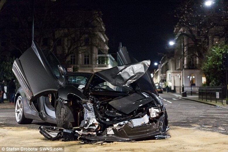 Aqui a coisa ficou cara. Um acidente milionário aconteceu no sábado (21) à noite, por volta das 20 horas, quando um McLaren 650 Spider, que equivale a quase R$ 1,3 milhão, bateu de frente contra um Saab conversível, no Eaton Square, centro de Londres — um dos bairros mais caros da cidade. De acordo com a polícia local, ninguém ficou ferido.