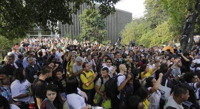 Estudantes que ocupavam o plenário da Alesp deixaram o prédio após decidirem pela desocupação