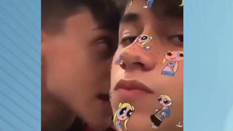 Segundo uma advogada, o inquérito ainda não foi aberto. Para que isso aconteça, os responsáveis pelo adolescente que morreu precisam registrar uma queixa contra os autores dos ataques na internet.
Continue acompanhando o Balanço Geral. De segunda a sexta, a partir das 11h50, e aos sábados, às 13h00, na Record TV