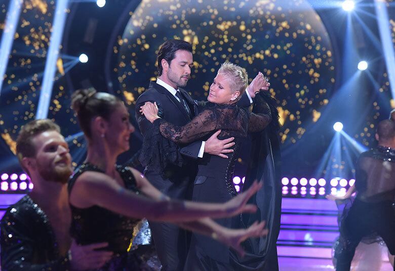 No Dancing Brasil desta segunda-feira (24), técnicos e estrelas deram um show que encantou aos jurados Fernanda Chamma, Jaime Arôxa e Paulo Goulart. Xuxa e Sérgio Marone arriscaram uma bela valsa, junto com os técnicos do reality