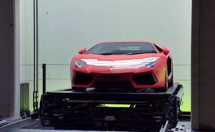 Já na plataforma, Lamborghini é suspenso até o andar do apê de seu dono