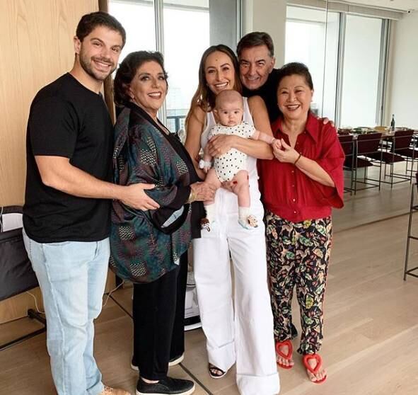 Durante o período que passou com Sabrina, Dona Kika trocou figurinhas com a outra avó de Zoe, Leda Nagle