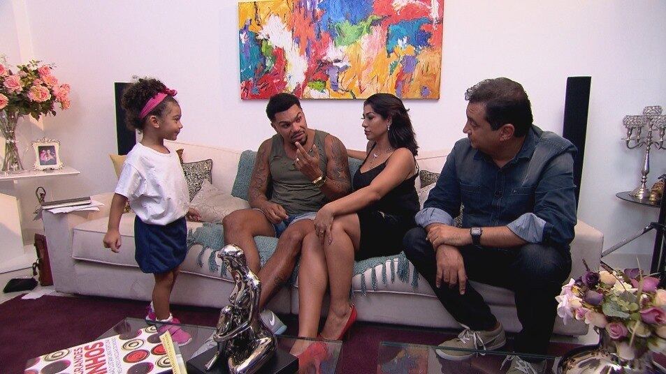 No Domingo Show deste fim de semana (18), Geraldo Luís faz uma entrevista
exclusiva com o cantor Naldo e sua esposa, Ellen Cardoso, a Mulher Moranguinho. Eles receberam o apresentador em casa e fizeram revelações a respeito da separação, que acabou virando
caso de polícia