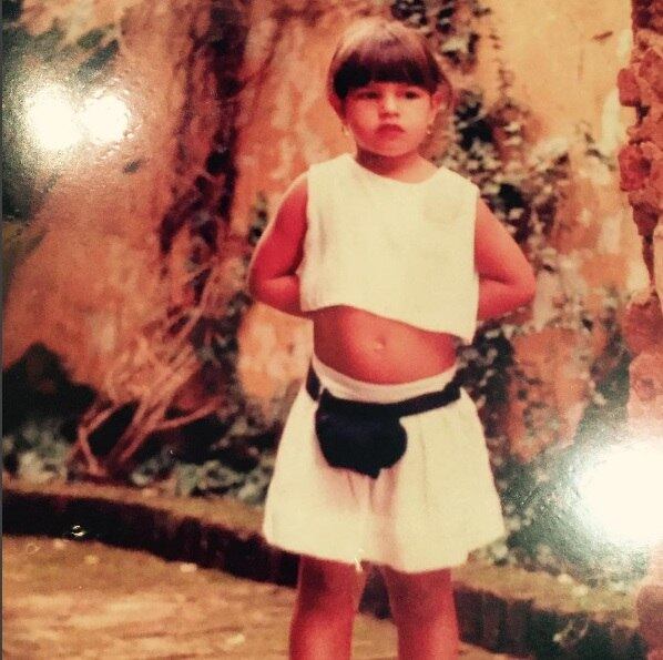 Mariana tem a mesma carinha desde criança. E o que dizer dessa barriga de fora? 