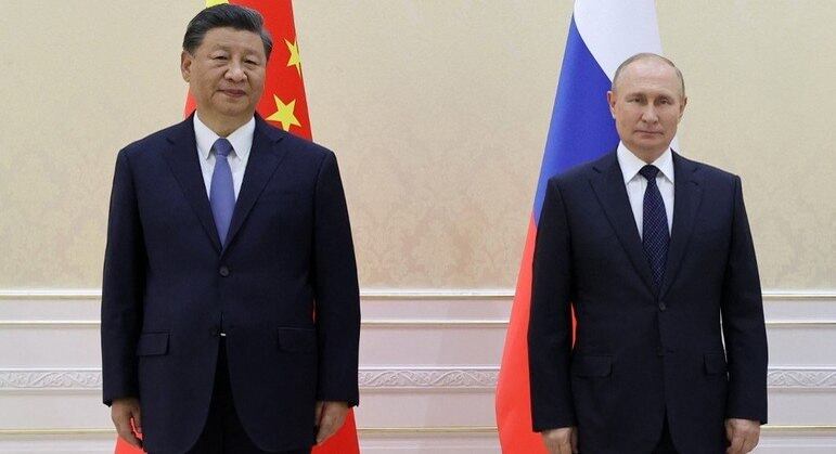 Xi Jinping (à esq.) e Vladimir Putin (à dir.) no Uzbequistão