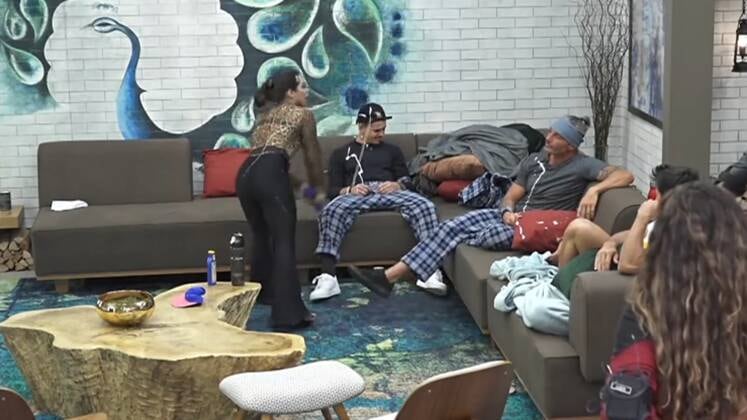 Em A Fazenda 12, Raissa Barbosa também provocou momentos tensos! Irritada com o resultado da formação da Roça, a peoa atacou Cartolouco e Juliano Ceglia com espirradas de hidratante. Nessa mesma noite, Jojo Todynho deu vida ao famoso meme esmurrando a garrafa e à frase "agora o pau vai torar"