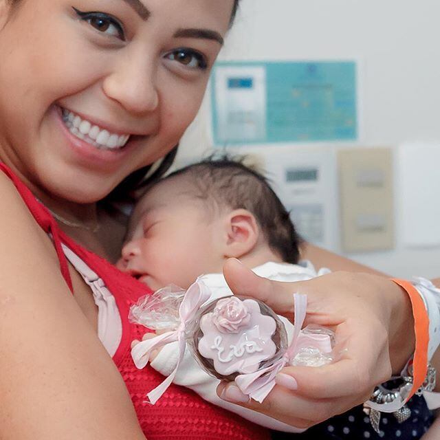 Sabrina Kanai preparou um pão de mel especial para presentear as visitas.

— Eva e eu queremos agradecer todas as mensagens que recebemos nestes últimos dias! Muito obrigada por todo carinho e amor! E a forma que escolhemos agradecer as visitas foi com esse pão de mel personalizado da Juju


