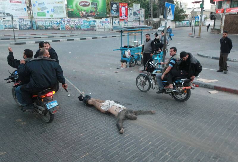 No dia 20, a imagem que mostra o corpo de um homem sendo arrastado por uma moto chocou o mundo. O episódio aconteceu na Faixa de Gaza e o homem era um dos seis palestinos mortos no dia, acusados de colaborar com Israel. O braço militar do Hamas reinvidicou as mortes, que serviram como ameaça aos palestinos que tentassem ajudar Israel