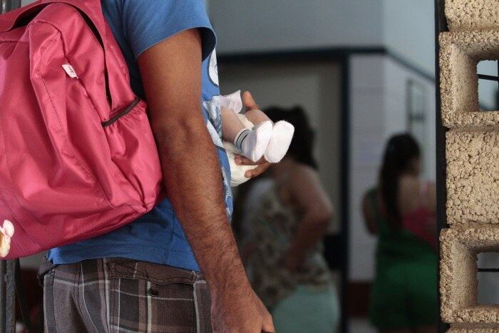 Como é feito o diagnóstico?
Após o nascimento do recém-nascido, o primeiro exame físico é rotina nos berçários e deve ser feito em até 24 horas do nascimento. Este período é um dos principais momentos para se realizar busca ativa de possíveis anomalias congênitas. Por isso, é importante que os profissionais de saúde fiquem atentos para notificar os casos de microcefalia no registro da doença no Sinasc (Sistema de Informação sobre Nascidos Vivos)