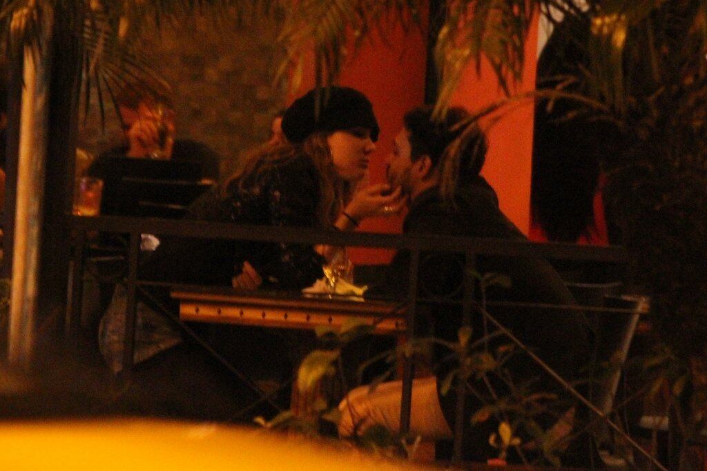 Entre uma garfada e outra, Talitha e Rafael trocavam beijos na mesa do restaurante