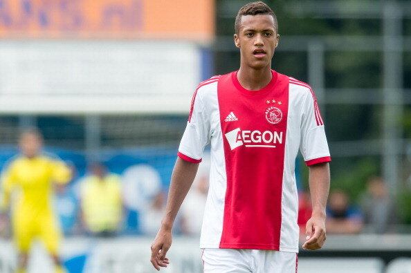 Revelado pelo Groningen-HOL, Zivkovic não durou muito tempo no clube. Isso porque, o Ajax-HOL viu a qualidade do atleta de 18 anos e o contratou para o seu plantel

Veja também: NBA 2K15 ou o lendário NBA Jam: Qual o melhor jogo de basquete?

