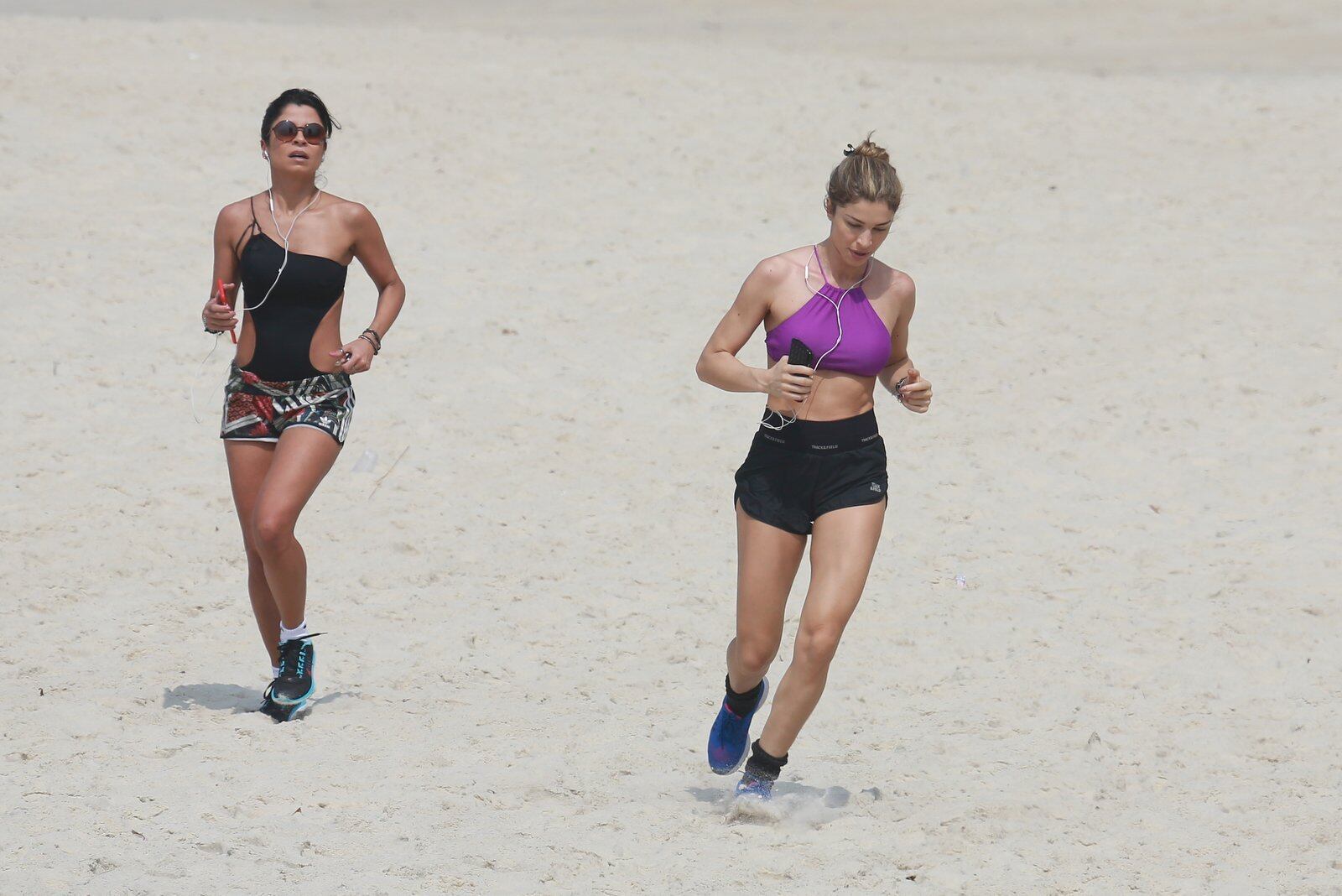 Grazi Massafera exibe corpão durante corrida na praia