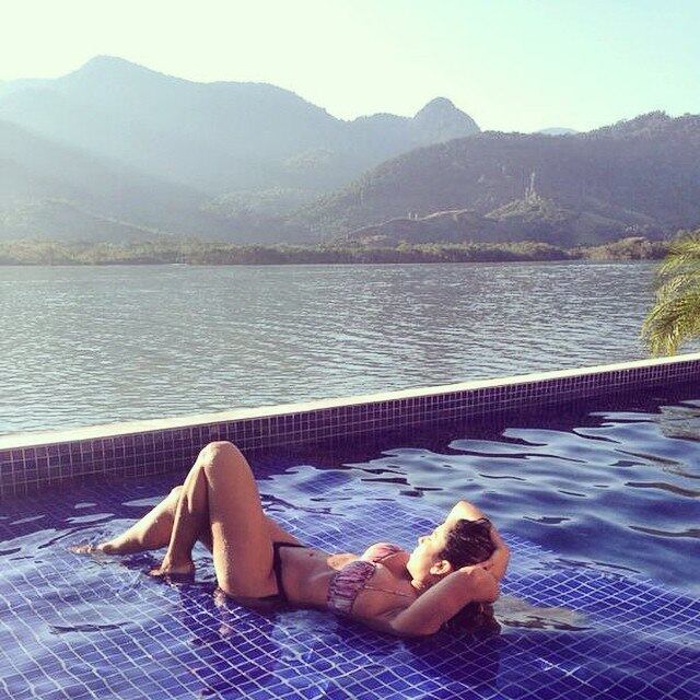 Nesta terça-feira (26), a funkeira Renata Frisson exibiu seu corpão em uma piscina paradisíaca. A funkeira posou na parte rasa e chamou a atenção dos seguidores. Ela ainda se autodenominou Nicki Minaj do funk 