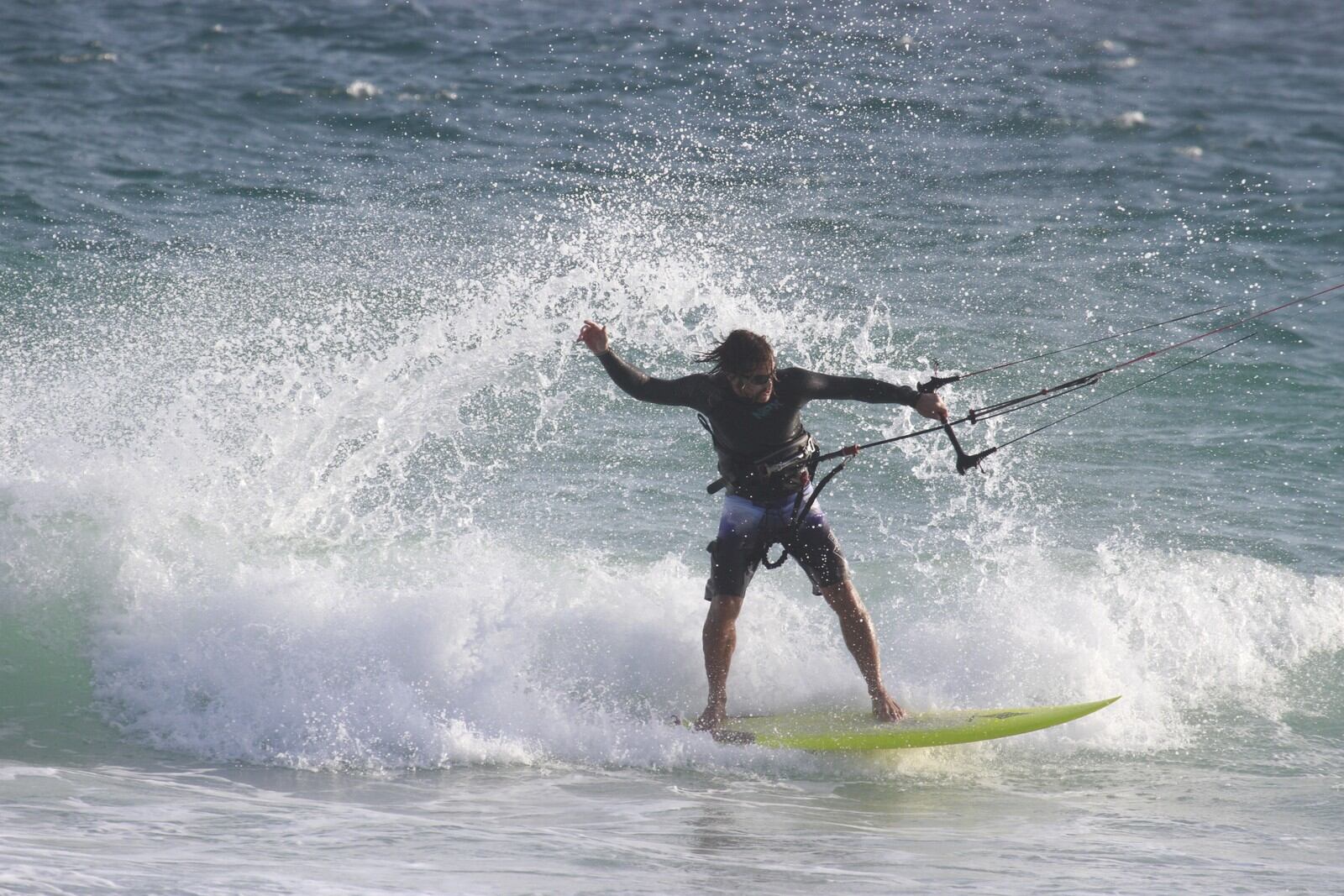  Cláudio Heinrich pratica manobras incríveis de  kitesurf em praia do Rio de Janeiro