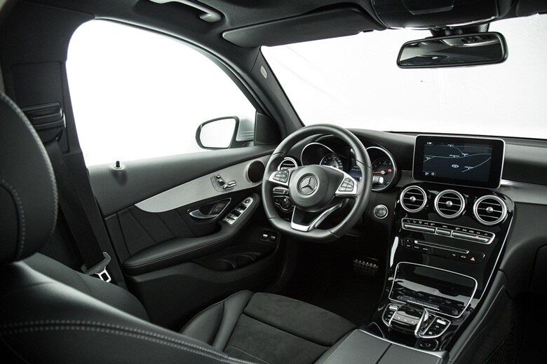 O interior é praticamente o mesmo do Classe C, com
diferenças de cores, materiais e padrões de acabamento