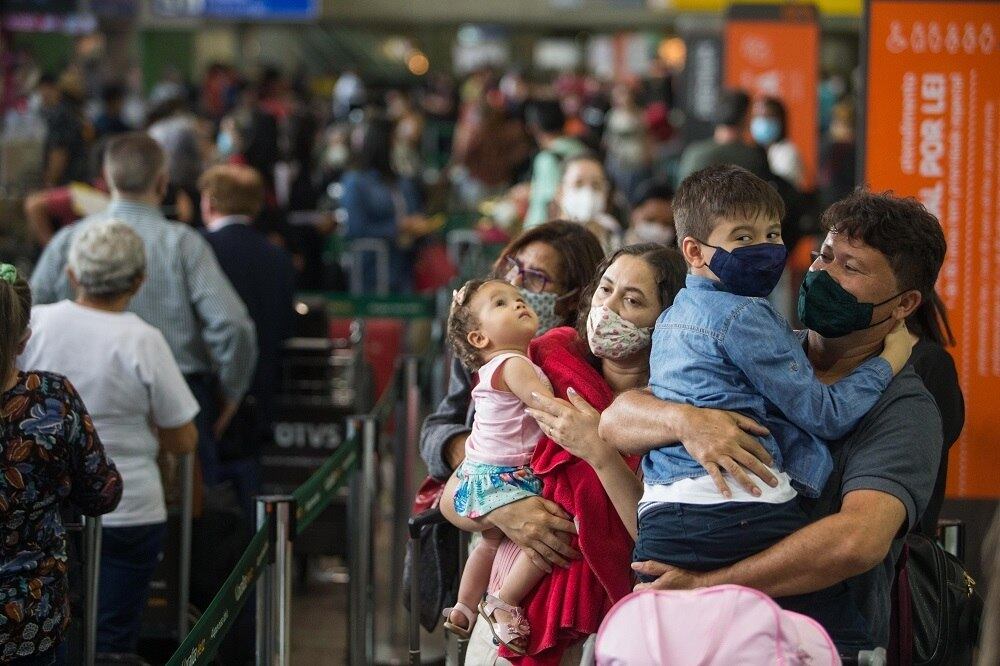 Movimentação intensa de passageiros na área de embarque do Terminal 2 do Aeroporto Internacional de São Paulo, em Cumbica, Guarulhos, nesta terça- feira (22)