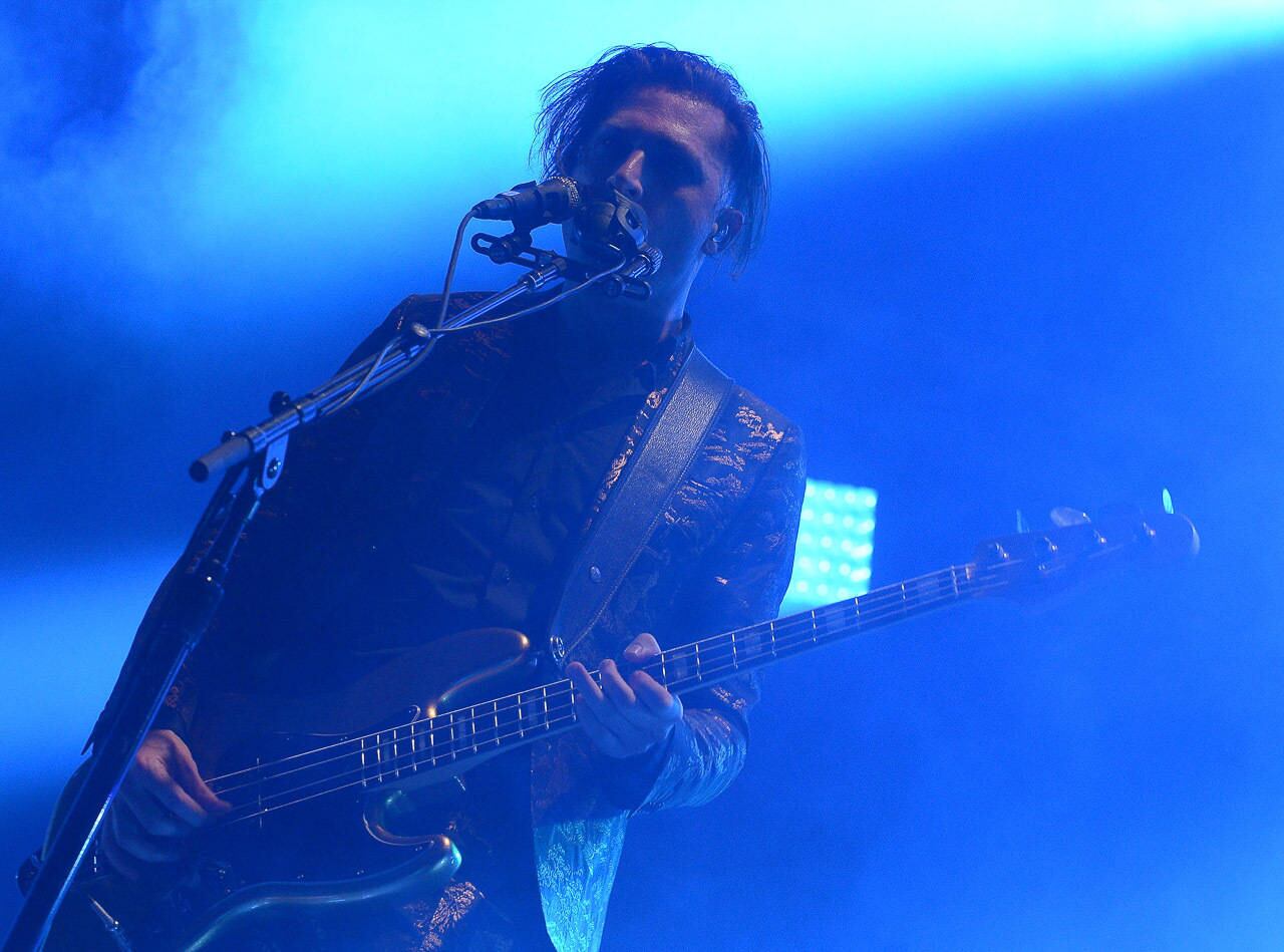 Michael Shuman, baixista da banda Queens of the Stone Age, no show desta terça-feira (27)