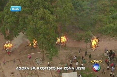 Moradores atearam fogo em madeiras e fizeram barricadas