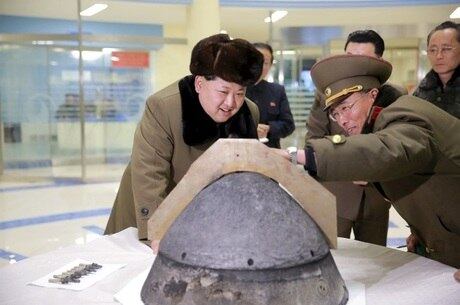 Líder norte-coreano, Kim Jong Un, olhando peças de míssil em Pyongyang
