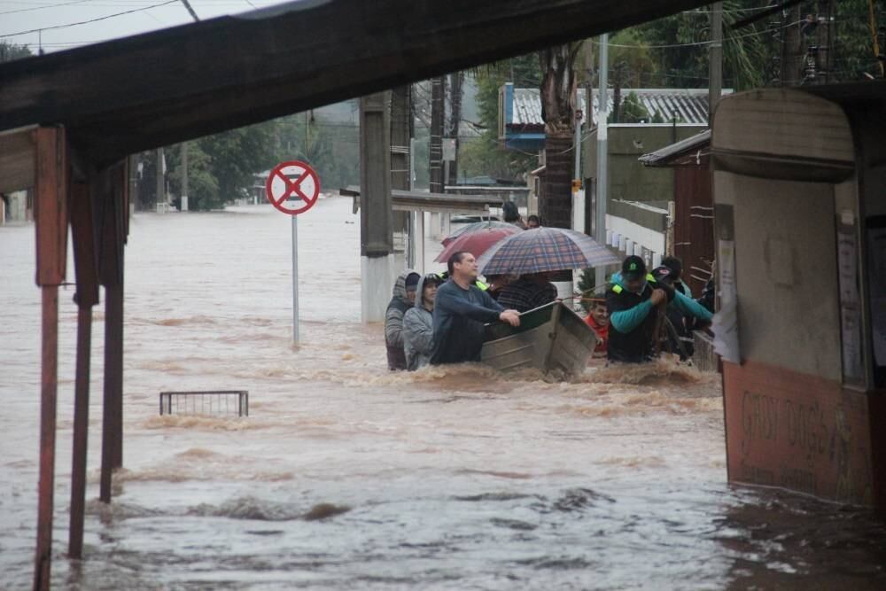 A Defesa Civil de SC contabilizou mais de 900 estruturas danificadas
ou destruídas, entre residências, edificações públicas e
infraestruturas

