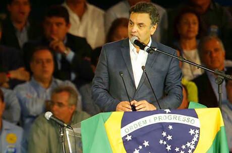 Aécio Neves disse estar pronto para "dar esclarecimentos"