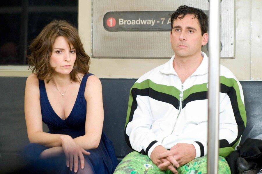 Em Uma Noite Fora de Série, Tina Fey e Steve Carrell são Claire e Phill Foster que, na tentativa de salvarem o casamento desgastado, decidem sair para um jantar romântico. Mas ao chegar ao restaurante lotado, ocupam uma mesa reservada, mas vazia. O que eles não contavam é que o lugar pertencia a um casal de mafiosos que estava sendo procurado