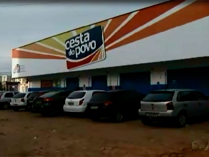 Cinco homens armados chegaram em dois veículos para supostamente tentar assaltar o estabelecimento