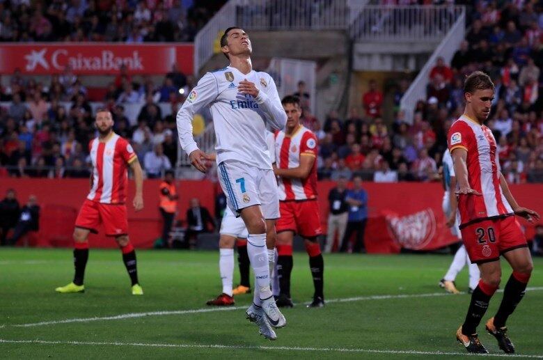 Estreante na primeira divisão do futebol espanhol, o Girona conquistou uma façanha histórica ao vencer o Real Madrid por 2 a 1, de virada, na 10.ª rodada do Campeonato Espanhol, em jogo disputado no estádio municipal de Girona. O atacante uruguaio Stuani foi um dos destaques da partida, marcando o primeiro gol e participando do lance do segundo
