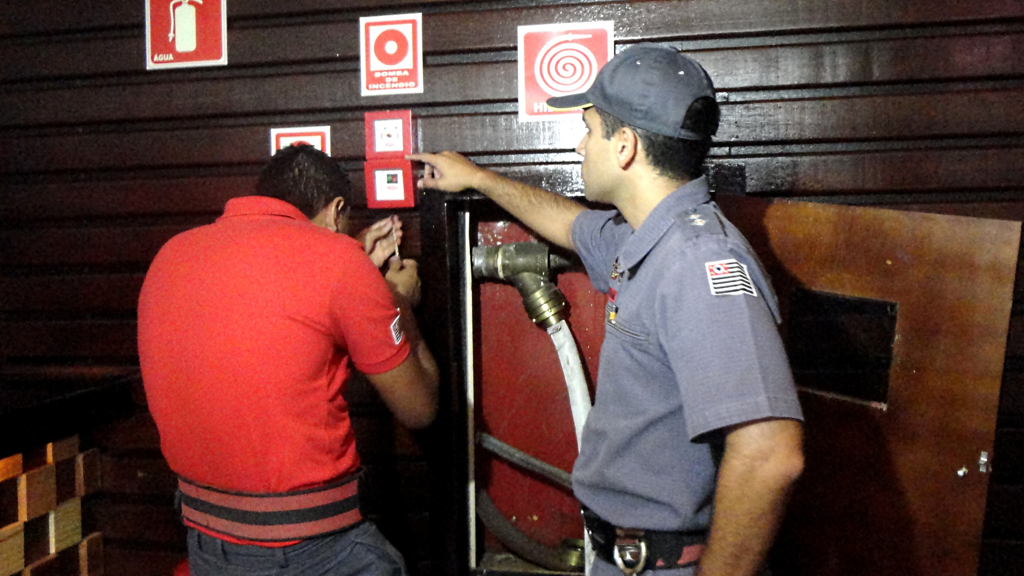 Segundo o capitão Marcos Palumbo, do Corpo de Bombeiros, as irregularidades mais frequentes são demora na recarga dos extintores, na troca de lâmpadas na saída de emergência. Também há proprietários que escondem os extintores — eles devem ficar em locais visíveis. Há casos de botijões de gás nas cozinhas, o que é proibido. 
