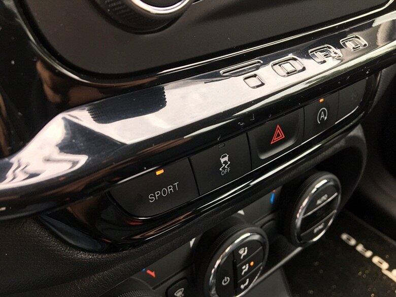 Para os que quiserem emoção, há o botão Sport no painel, que deixa a picape com acelerações mais fortes