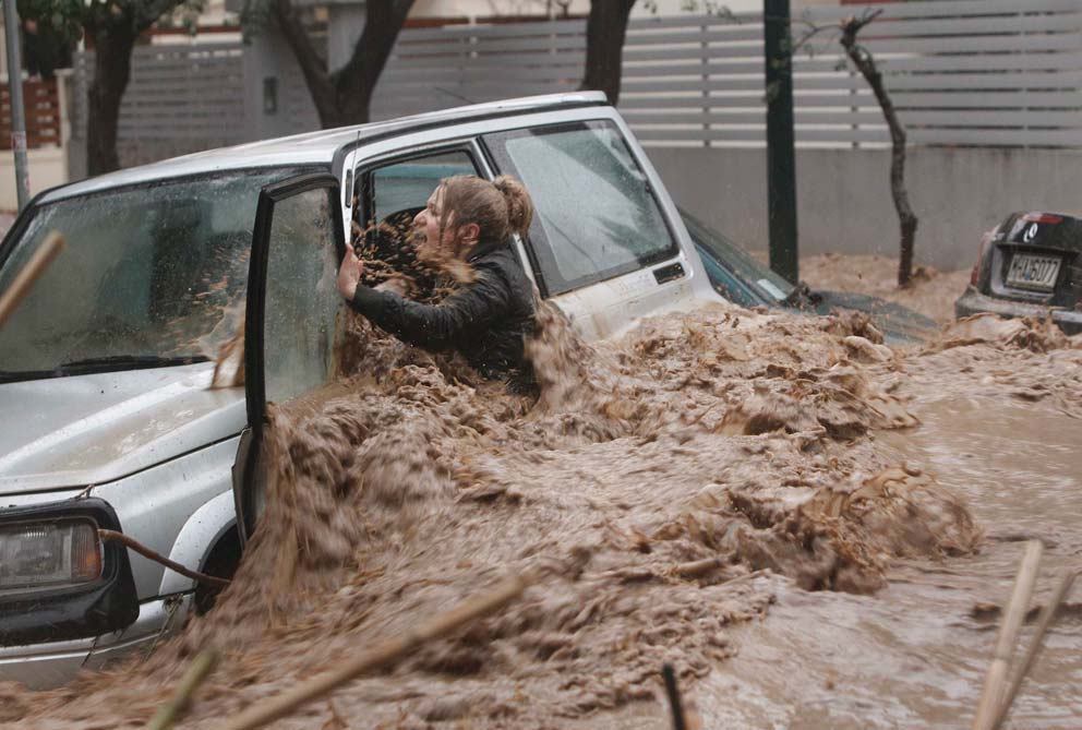 

Uma chuva torrencial caiu sobre Atenas nesta sexta-feira
(22), causando uma enchente que arrastou carros e pessoas pela capital da
Grécia.



As autoridades gregas tiveram de fechar algumas vias da
cidade, além das estações de metrô, segundo a agência de notícias Associated
Press.



Um fotógrafo da agência britânica Reuters conseguiu flagrar
o momento em que uma mulher era arrastada pela enchente. Veja a história a
seguir


