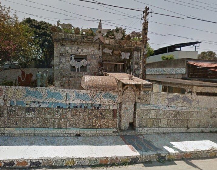 A Casa de Cacos é completamente revestida por pedaços de telha, louça e vidro. Até a  calçada, o quintal e a cobertura da residência estão cobertos com os materiais. Ela fica na rua Ignes Glanzman de Almeida, em Contagem, na Grande BH. 