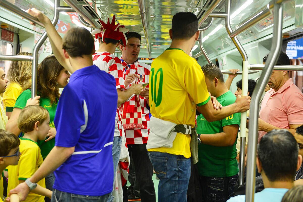 Croatas e brasileiros dividem mesmo espaço em trem que leva da Luz ao estádio