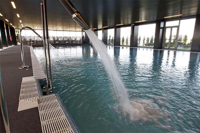 Depois do treino, que quiser pode aproveitar também humilde piscina instalada no local