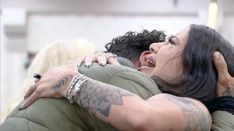 O romance colocou Vic e Murilo na boca dos Conquisteiros, já
que muitos discordavam da postura do casal. Eles, no entanto, ignoraram os julgamentos e passaram dias de muito amor, mimos e carinho na Mansão. O que eles não esperavam
era que essa felicidade fosse arrebatada por uma Zona de Risco. Murilo foi para
a berlinda e Vic se desesperou com a possibilidade do amado ser eliminado logo
após eles terem assumido o romance. A DJ chegou a dizer, inclusive, que pediria
para sair se o pior acontecesse. Quando veio o resultado de que o modelo continuaria
no jogo, ela novamente caiu no choro, dessa vez de puro alívio 