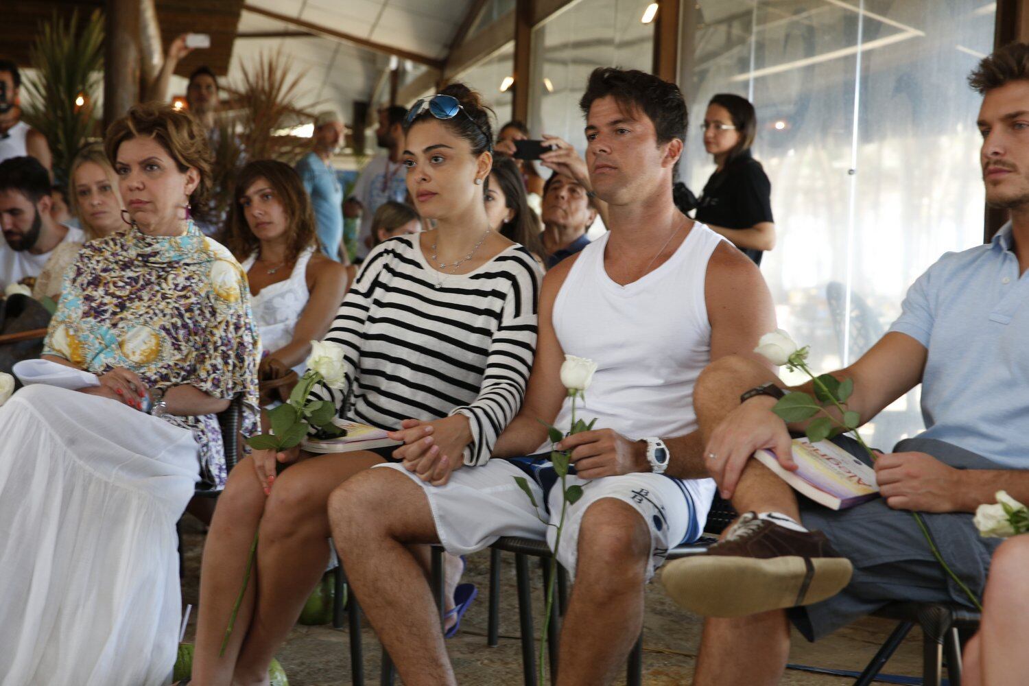 Juliana Paes acompanhou atenta junto de seu marido