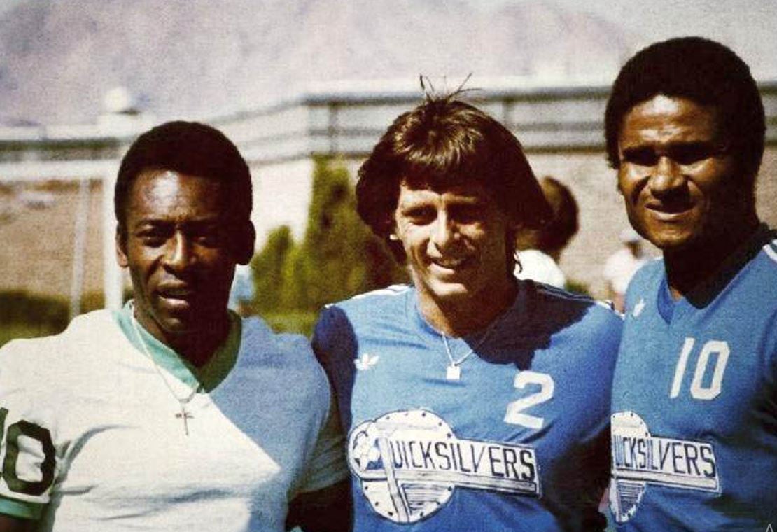 Em 1977, durante sua passagem pelo futebol dos Estados Unidos, Pelé se encontrou com o pugilista Muhammad Ali e deu razão a uma declaração do americano: