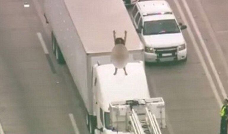 A polícia foi chamada no local após testemunhas relatarem que um pedestre havia sido atingido por um carro 