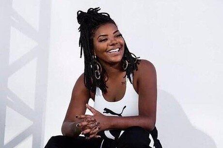 Ludmilla está andando pelas ruas da Ilha do Governador, no Rio de Janeiro, com um Porsche avaliado em R$ 450 mil. 

Nas redes sociais, a cantora tem ostentado o carrão.
— Bora trabalhar porque dinheiro não cai do céu