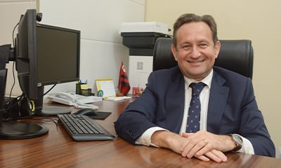 Imagem mostra o desembargador Luiz Carlos Corrêa Junior sentado à mesa, ao lado de um computador.