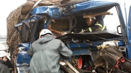 Caminhão teria tentado desviar de carro em acostamento