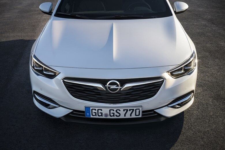 Na parte dianteira
os faróis em led apresentam um aspecto mais rasgado com filetes duplos, e a grelha fica mais baixa
