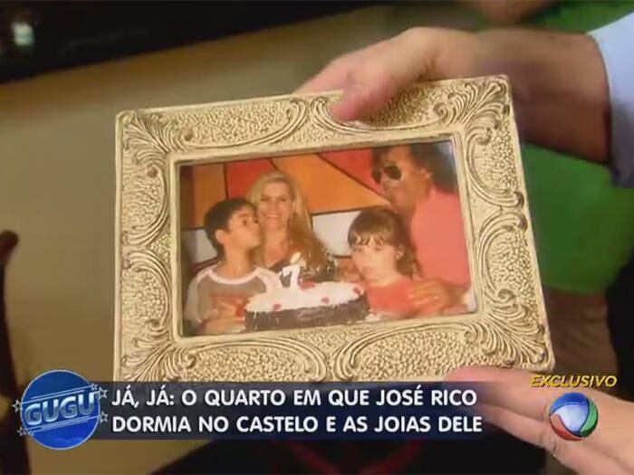 

Em todos os cantos da mansão, é
possível ver fotos do cantor com a família


